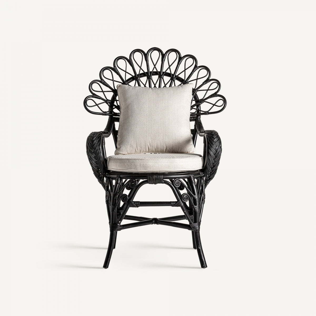 Vista frontal del sillón de ratán negro con cojín claro, diseño decorativo de respaldo en abanico