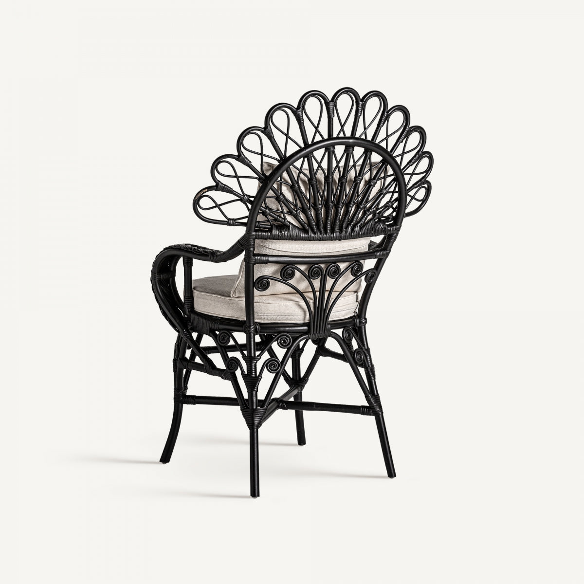 Respaldo en forma de abanico trabajado en ratán negro, estilo artesanal con gran presencia visual