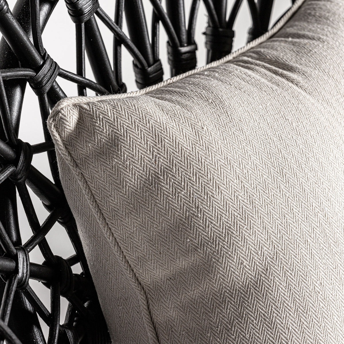 Detalle del respaldo con entramado de ratán negro, diseño elegante y artesanal