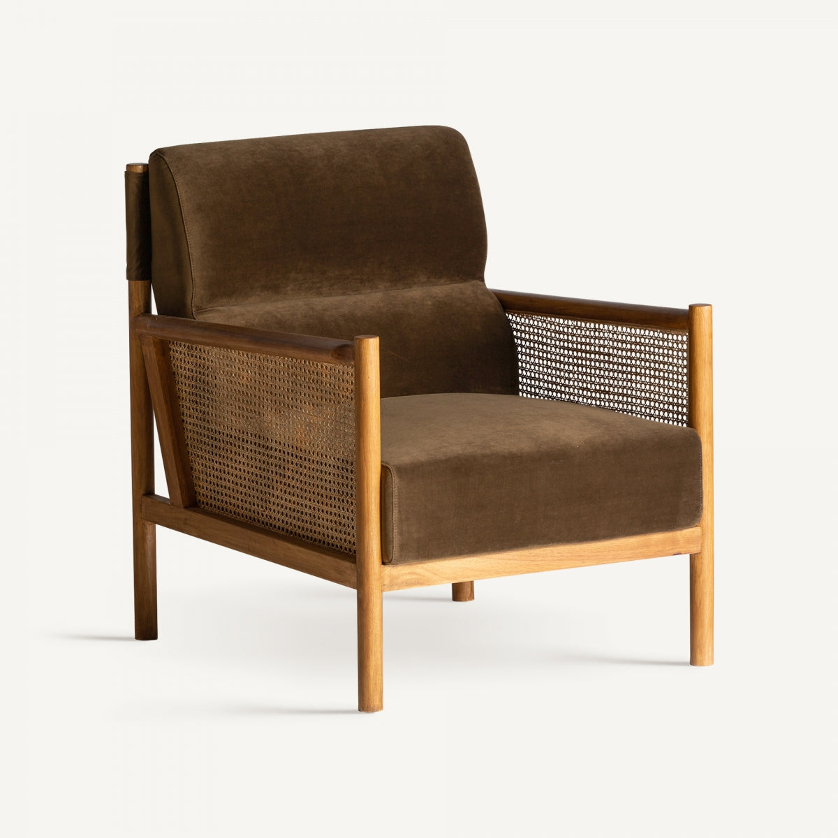 Butaca vista frontal con tapizado en terciopelo verde, estructura de madera natural y respaldo de caña. Estilo cálido y retro.