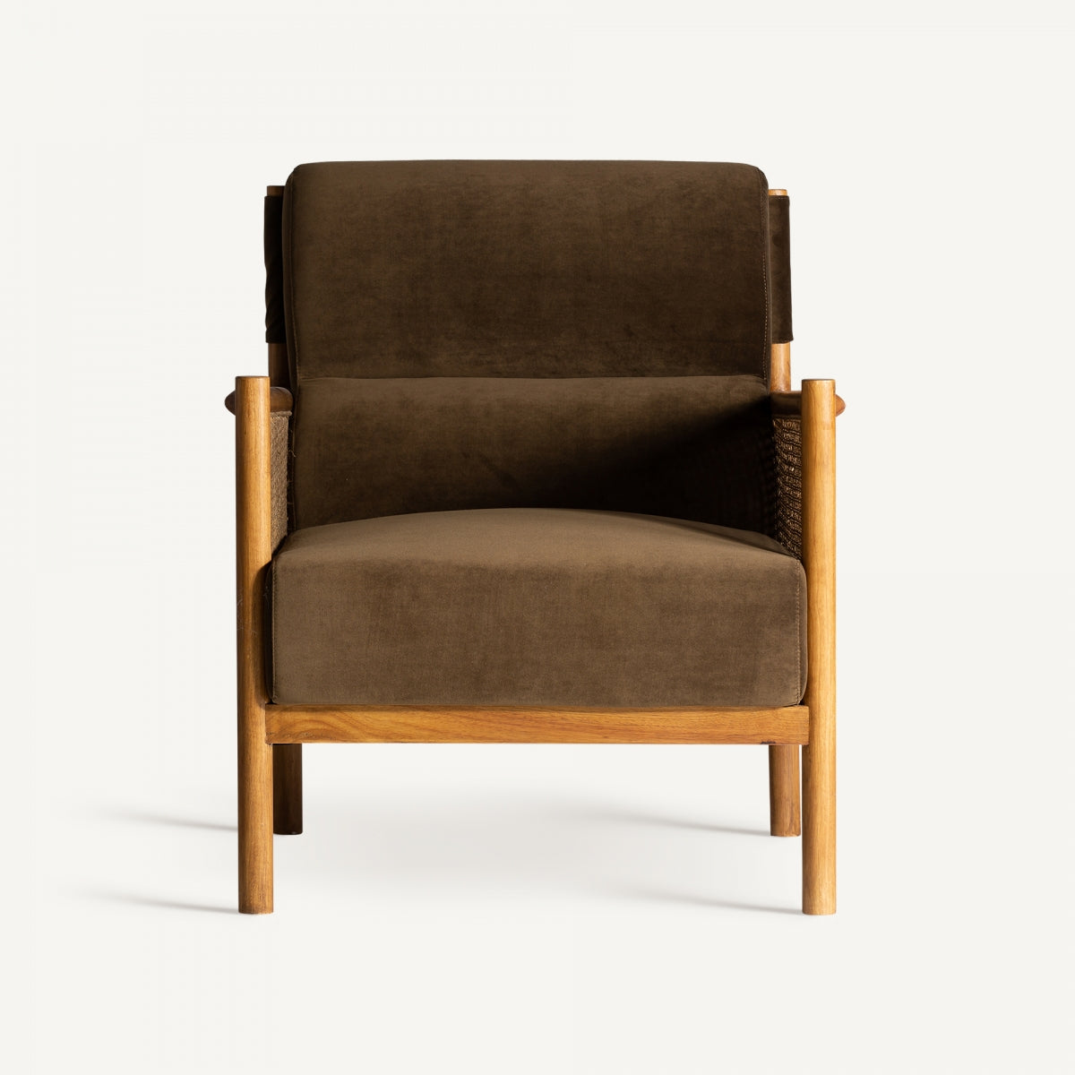 Vista lateral derecha de la butaca con asiento en terciopelo verde, brazos de madera y respaldo de rejilla de ratán.