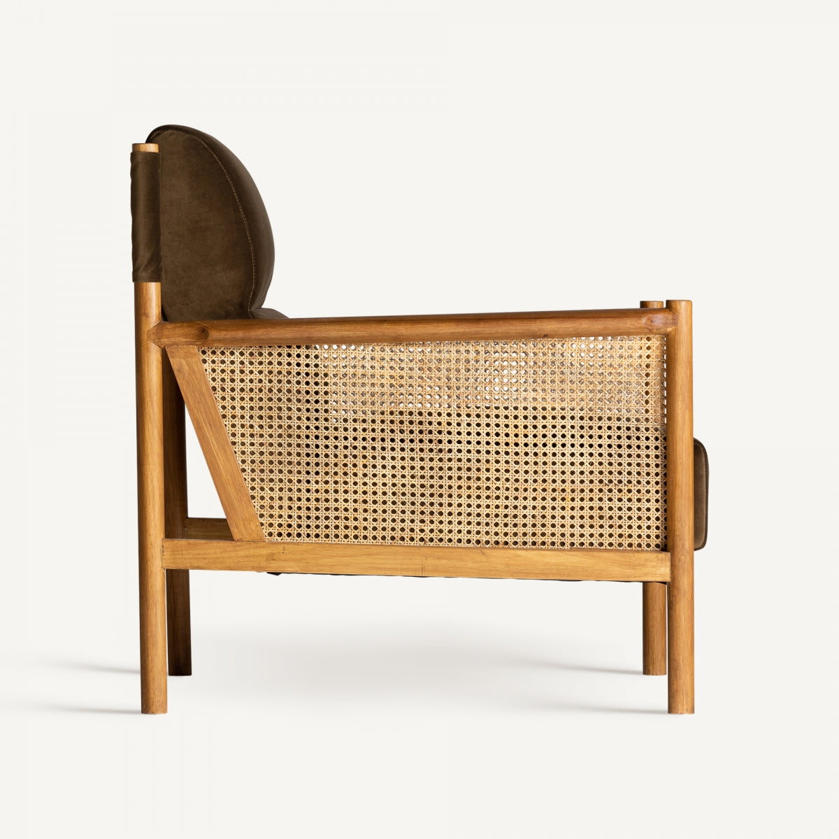 Imagen trasera de la butaca Velburg con respaldo de caña natural y patas en madera vista. Diseño cálido y elegante.