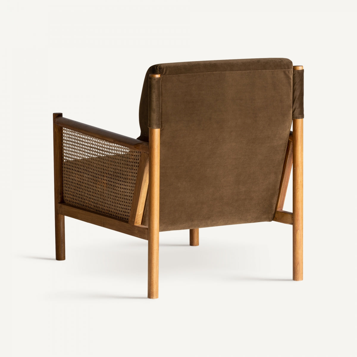 Detalle del asiento en terciopelo verde con costuras curvas, textura suave y acabado sofisticado.