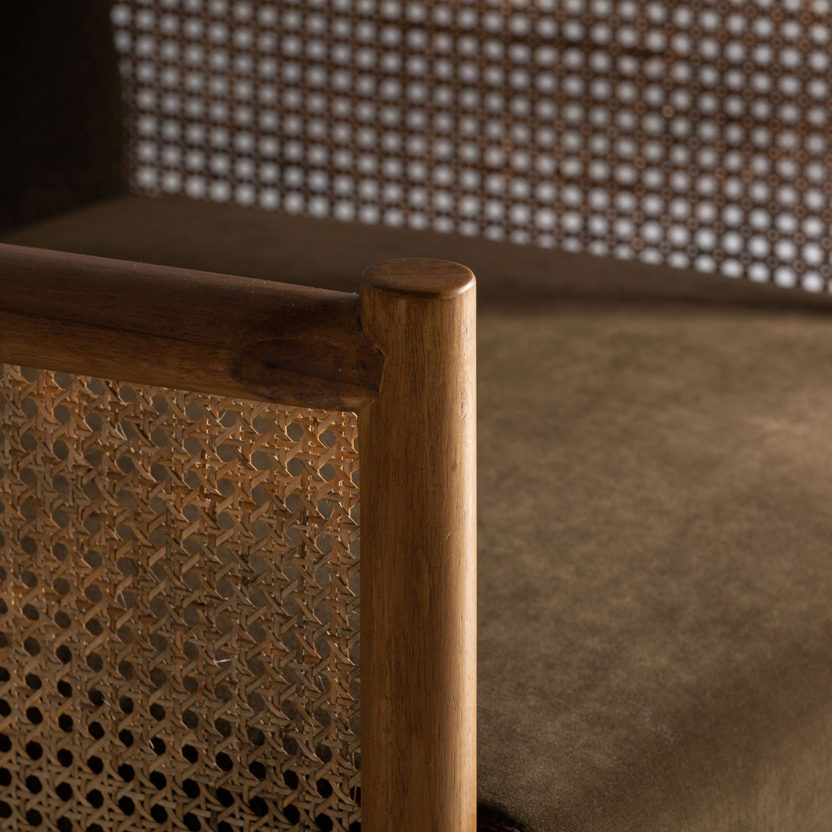 Detalle de brazo curvo en madera con tacto natural y diseño ergonómico. Acabado artesanal.