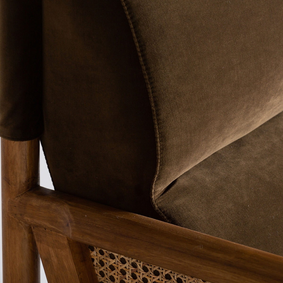 Vista lateral izquierda completa con estructura de madera maciza, asiento tapizado y respaldo de caña.