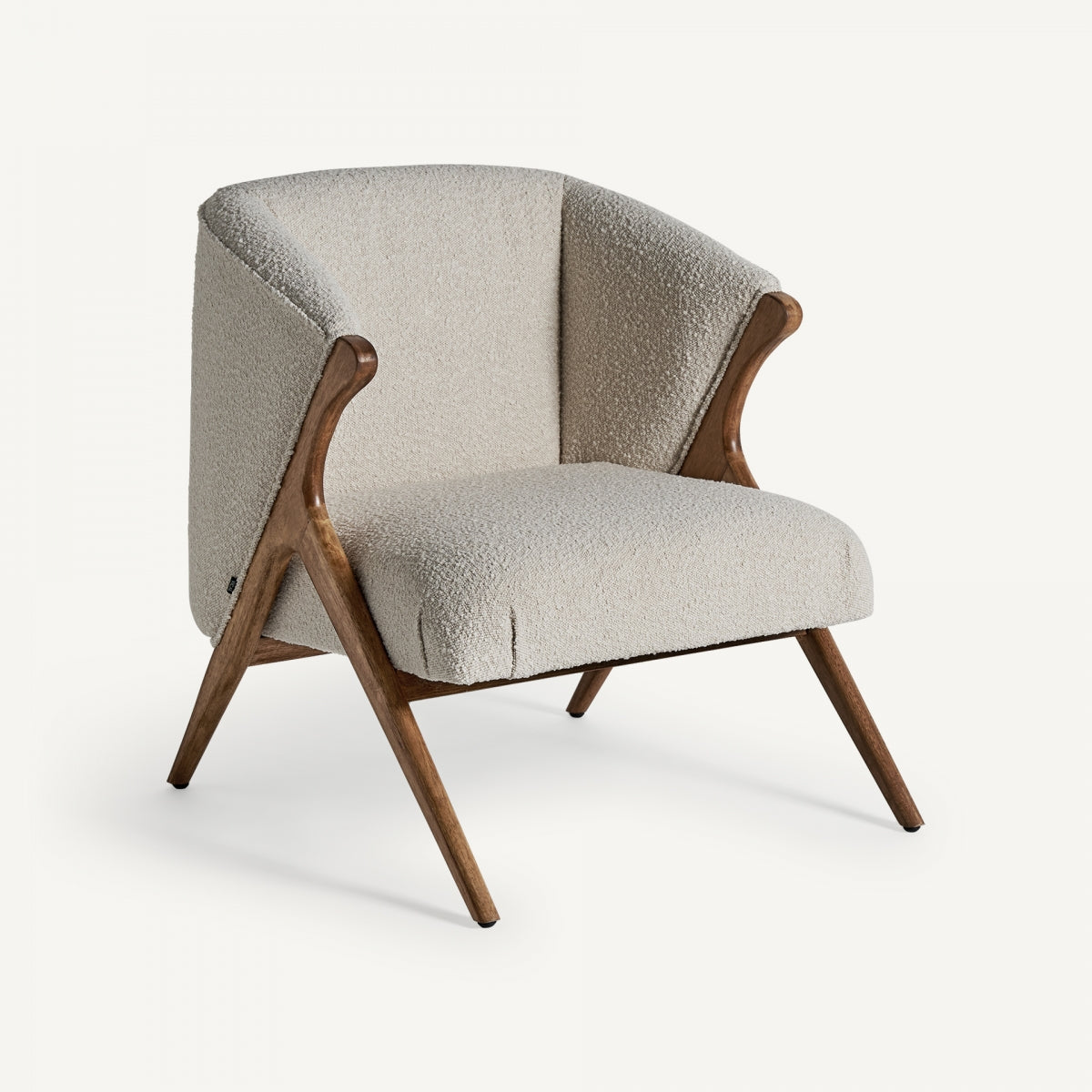 Sillón con estructura de madera vista y tapizado bouclé crema, estilo mid-century, boutique interiorismo Vical