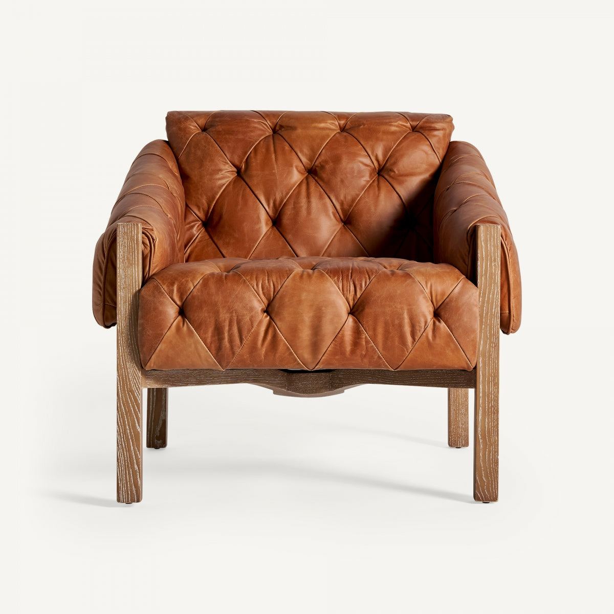 Vista frontal completa de butaca vintage de cuero acolchado marrón, estructura madera clara, boutique interiorismo Vical