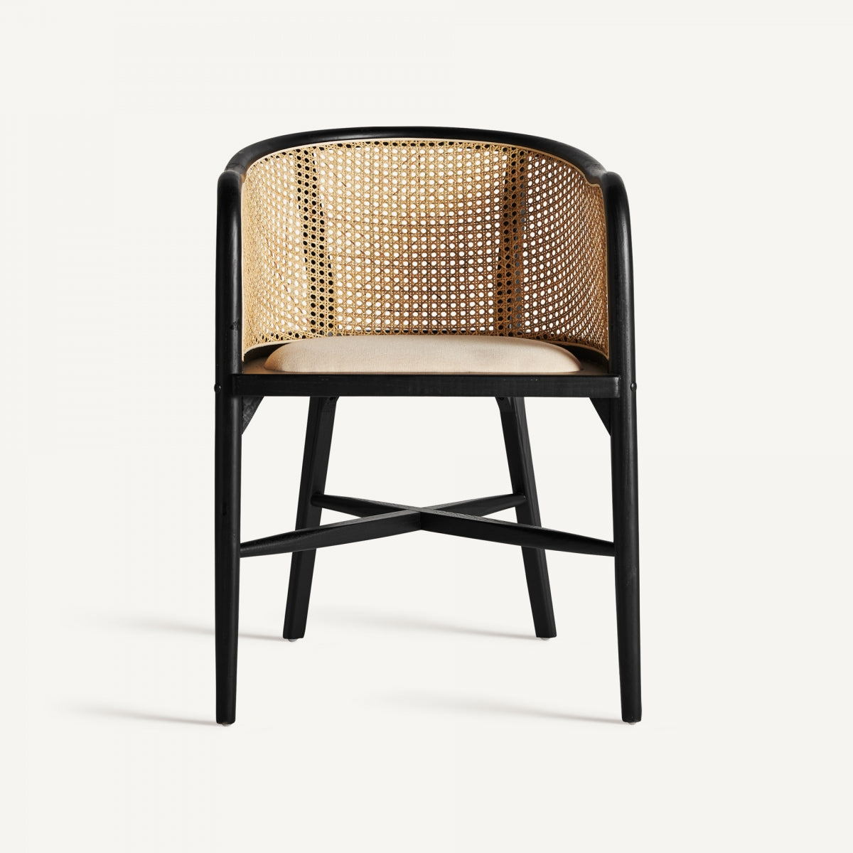 Vista frontal del sillón Nuchis en madera negra con asiento de lino claro y respaldo de rejilla - boutique interiorismo vical