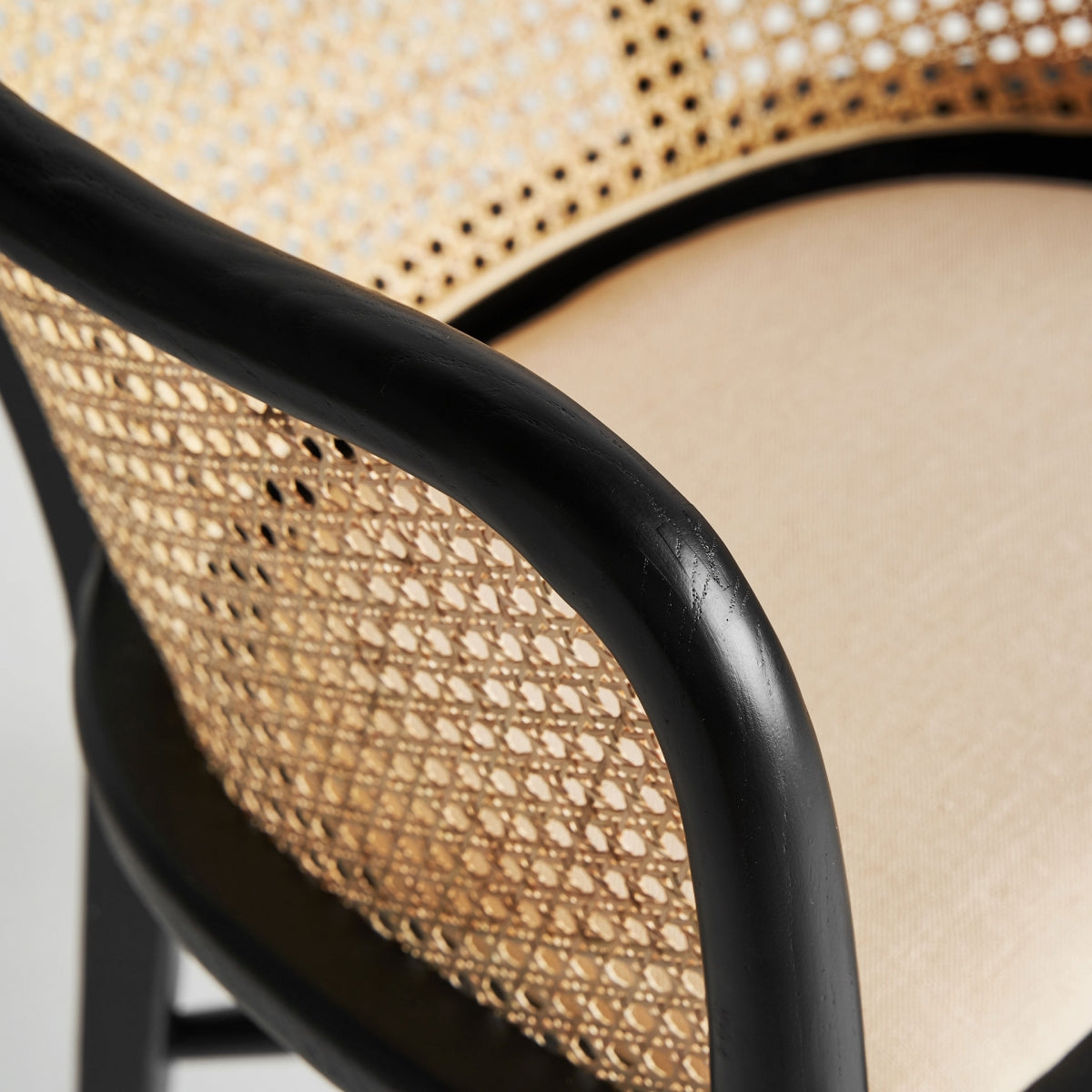 Detalle del tapizado de lino y acabado curvo de la madera en el sillón Nuchis - boutique interiorismo vical