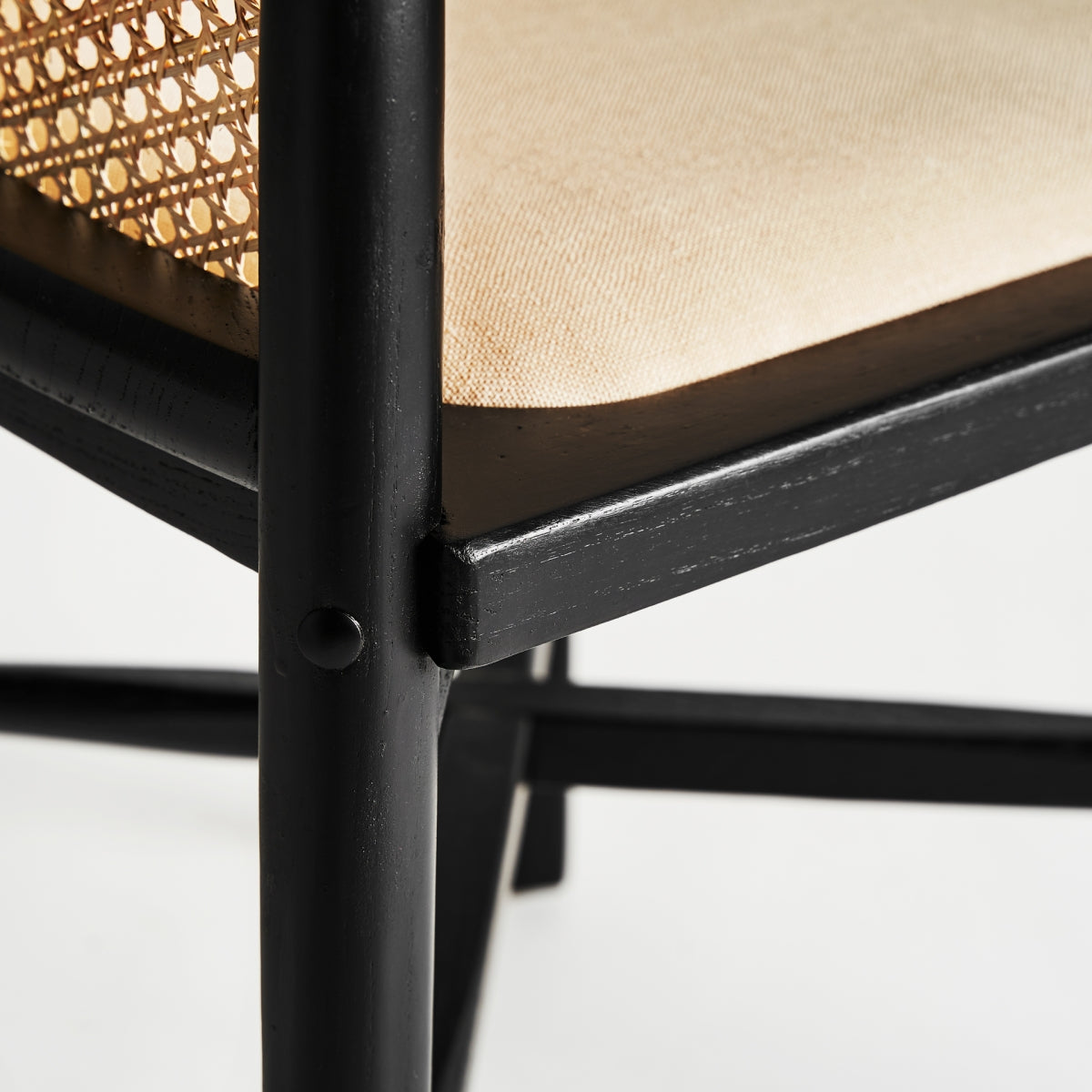 Detalle inferior del asiento y cruce de las patas de madera negra - boutique interiorismo vical