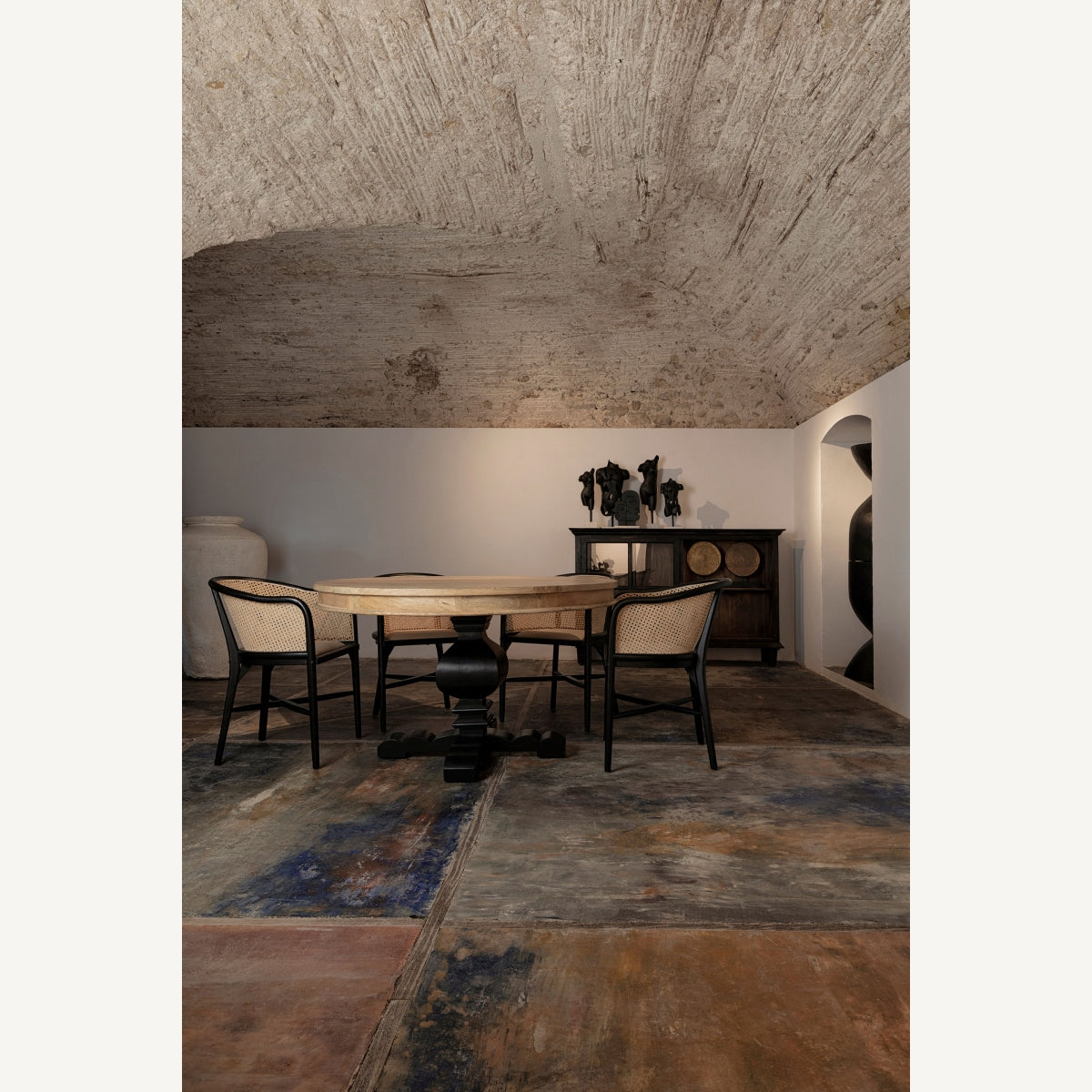 Sillones Nuchis en ambiente rústico con mesa redonda, ideal para exteriores sofisticados - boutique interiorismo vical
