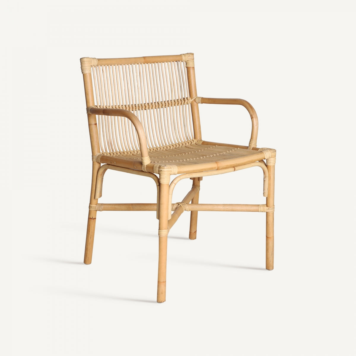 Sillón de ratán natural con brazos curvos y diseño contemporáneo artesanal, estilo cálido ideal para exteriores cubiertos.