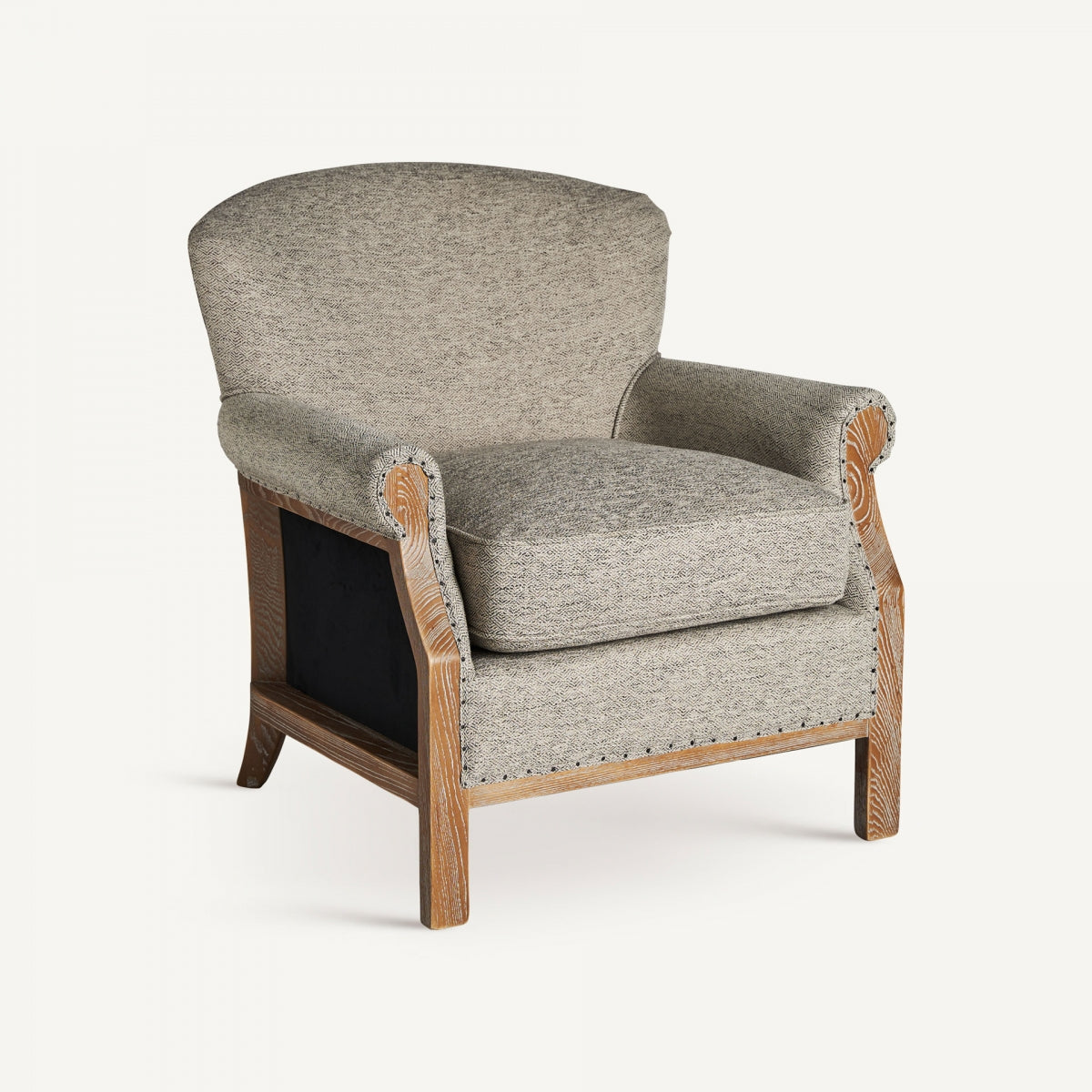 Butaca clásica tapizada en tejido beige con brazos de madera tallada y estructura vista, estilo rústico elegante