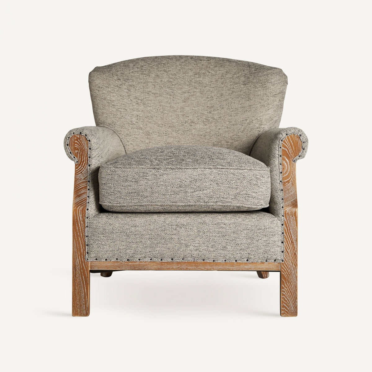 Vista frontal de butaca tapizada en beige con asiento mullido y respaldo curvado, diseño tradicional