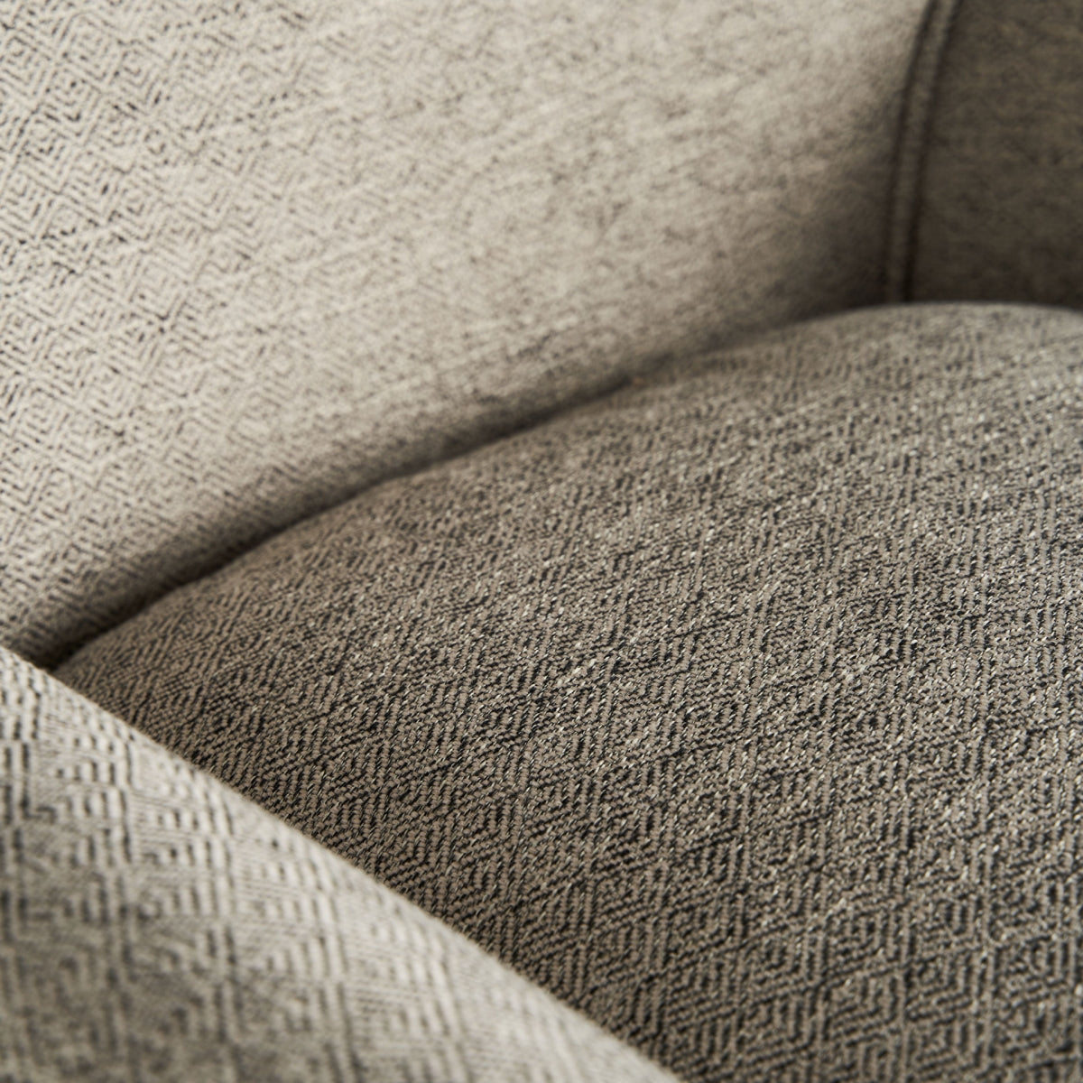 Detalle de la textura en espiga del tejido beige, aporta calidez y carácter al asiento