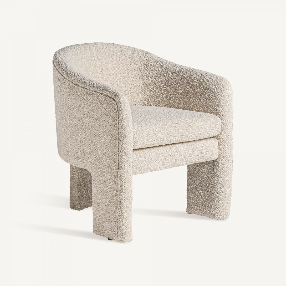 Sillón tapizado completamente en bouclé beige con formas curvas, estilo moderno, boutique interiorismo Vical
