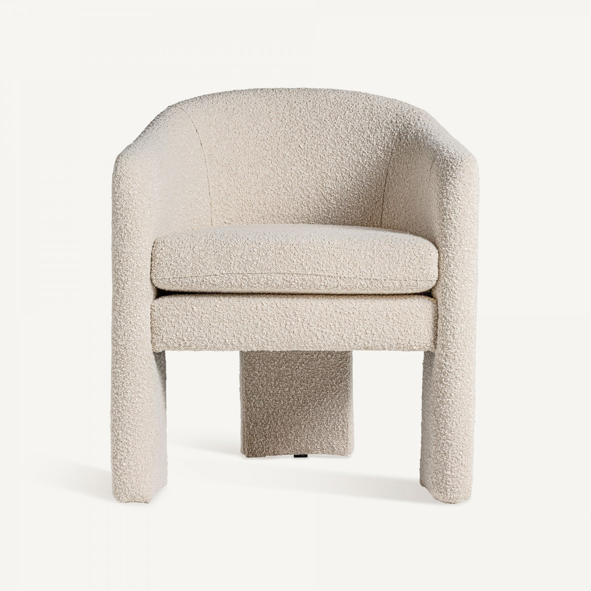 Vista frontal de sillón bouclé beige de líneas redondeadas y respaldo envolvente, boutique interiorismo Vical