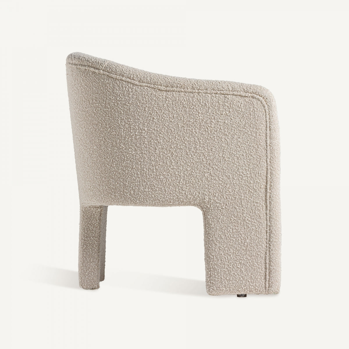 Vista trasera de sillón bouclé con respaldo curvo y base cerrada, estilo contemporáneo, boutique interiorismo Vical