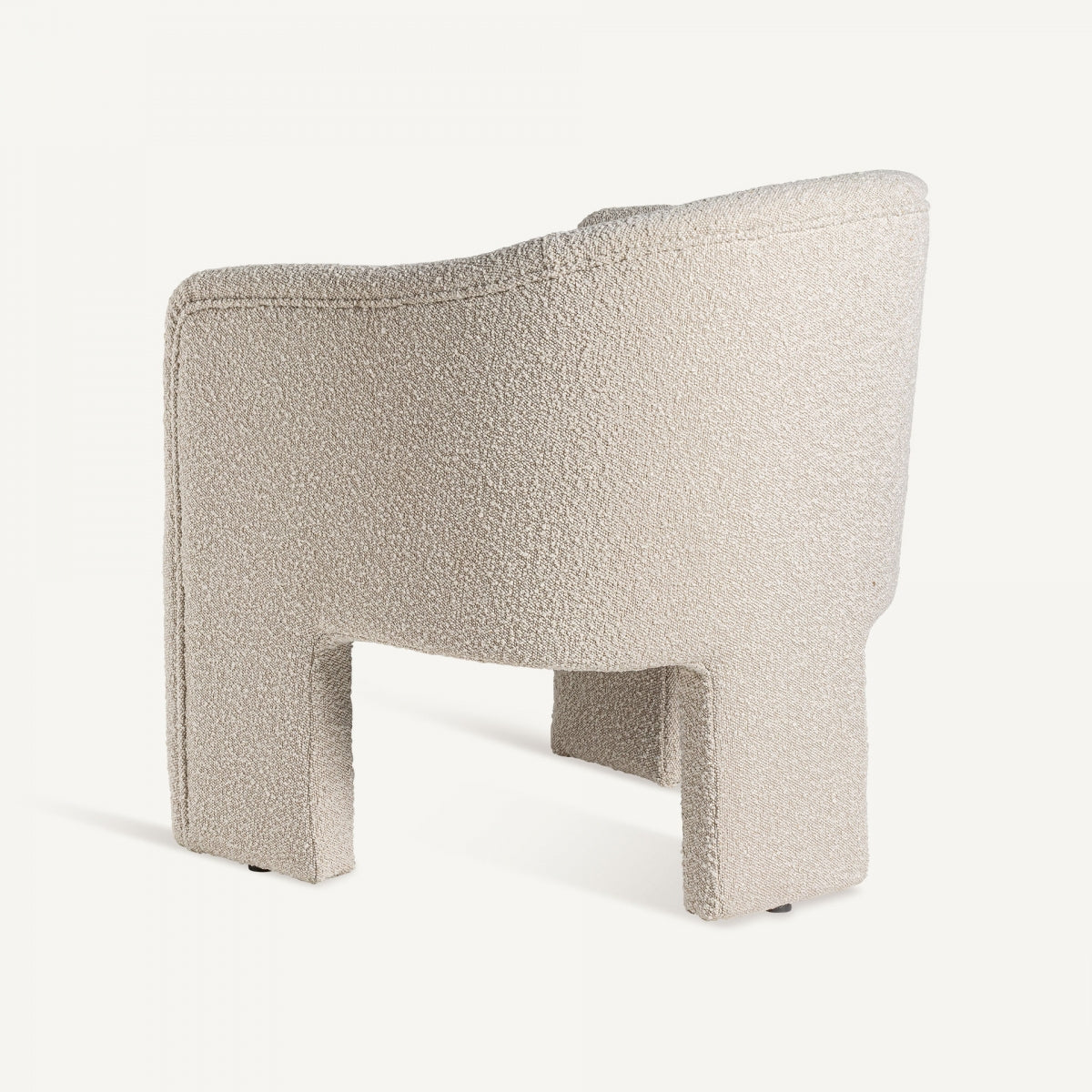 Vista trasera lateral del sillón bouclé con diseño cerrado y orgánico, boutique interiorismo Vical