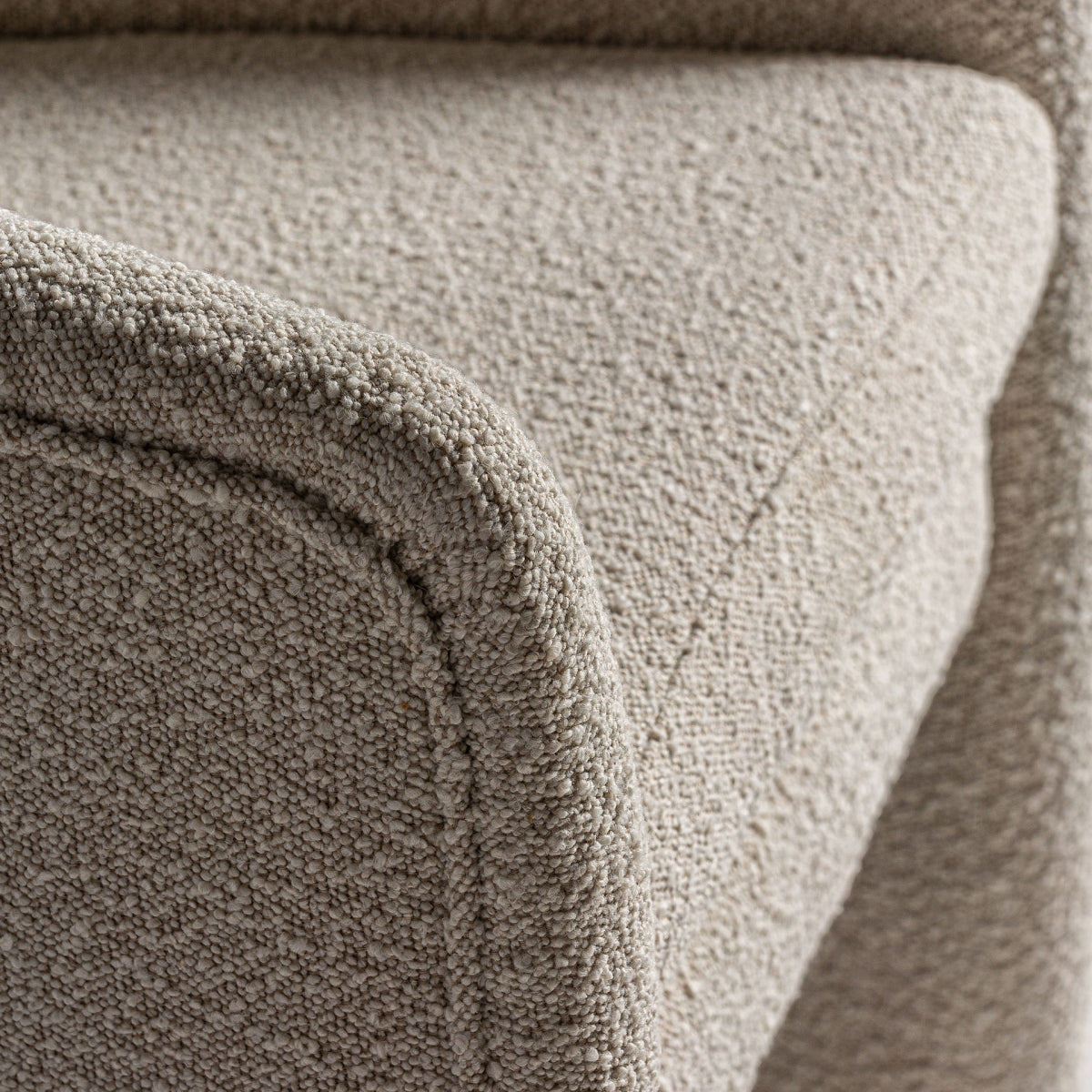 Detalle del respaldo redondeado en tejido bouclé beige, textura suave y elegante, boutique interiorismo Vical