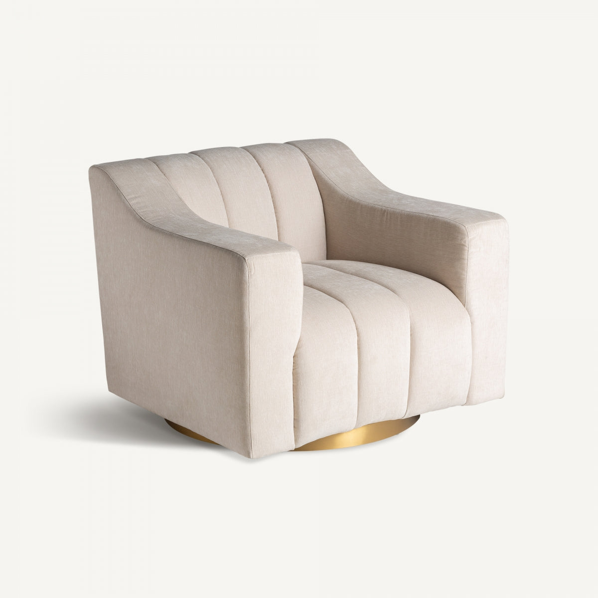 Sillón tapizado beige con base dorada giratoria, vista en ángulo, diseño elegante, estilo moderno