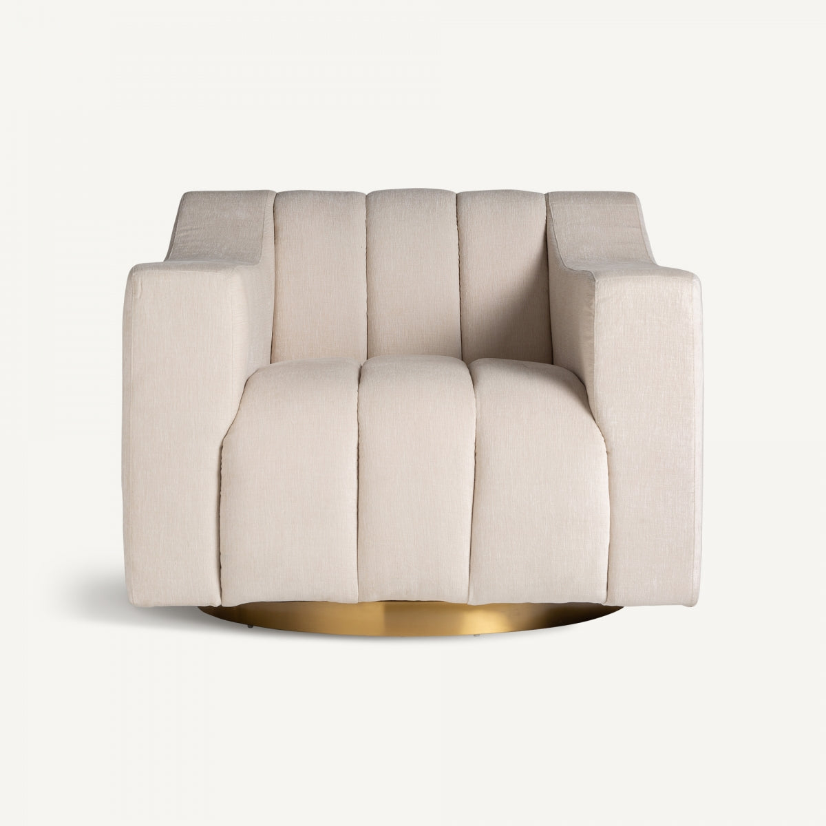 Vista frontal de sillón giratorio tapizado beige, base metálica dorada, líneas acanaladas, estilo moderno