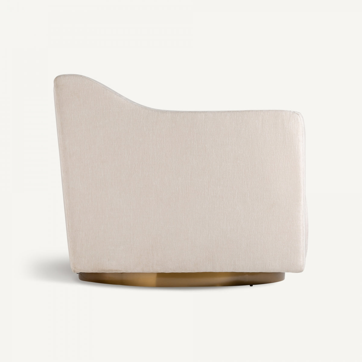 Vista lateral de sillón tapizado beige con base giratoria dorada, diseño elegante y ergonómico