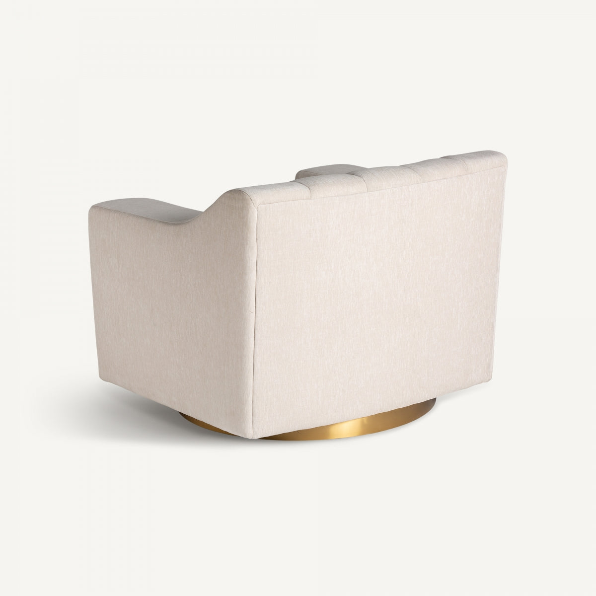 Sillón giratorio beige con respaldo curvo y base dorada, vista posterior, estilo sofisticado