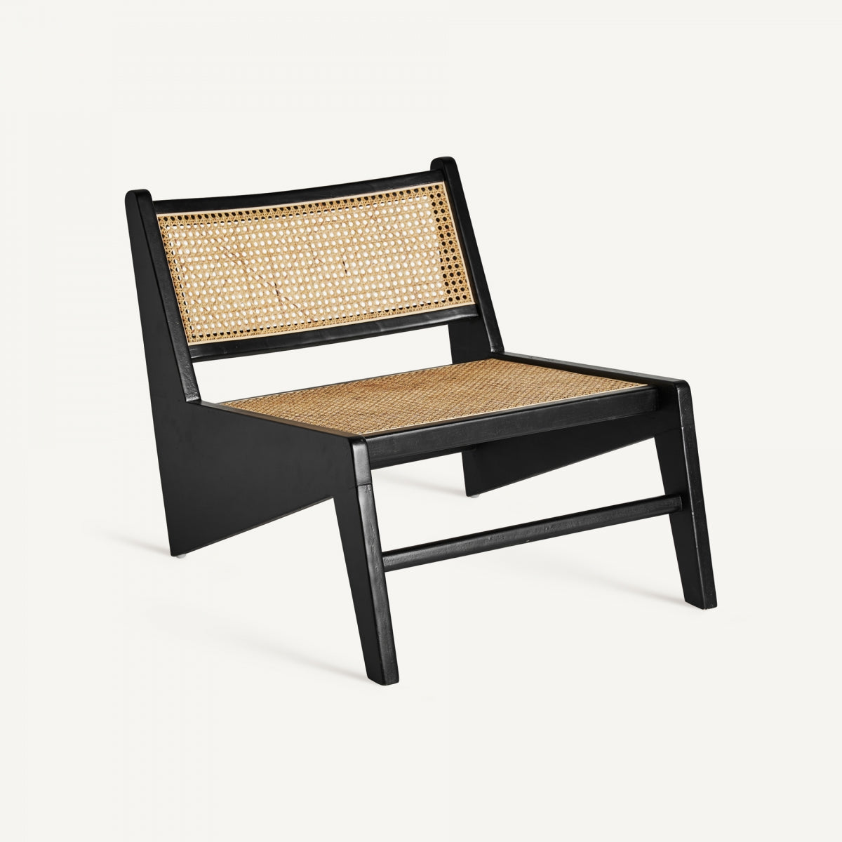 Sillón bajo de madera negra con asiento y respaldo de rejilla, vista 3/4