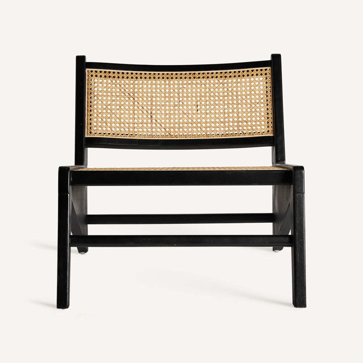 Sillón decorativo con estructura geométrica en madera negra y rejilla natural, vista frontal