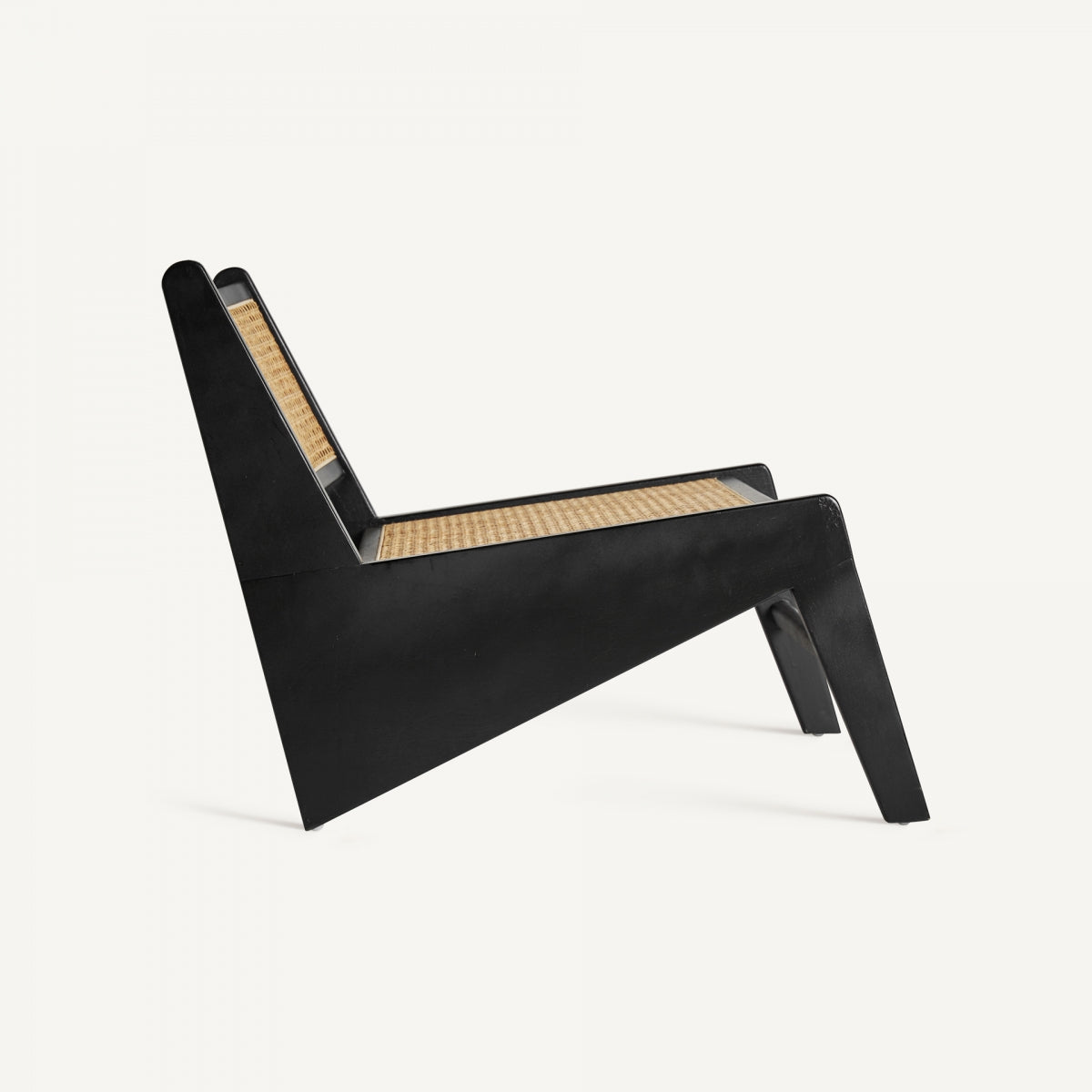 Vista lateral del sillón moderno con patas inclinadas y diseño bajo