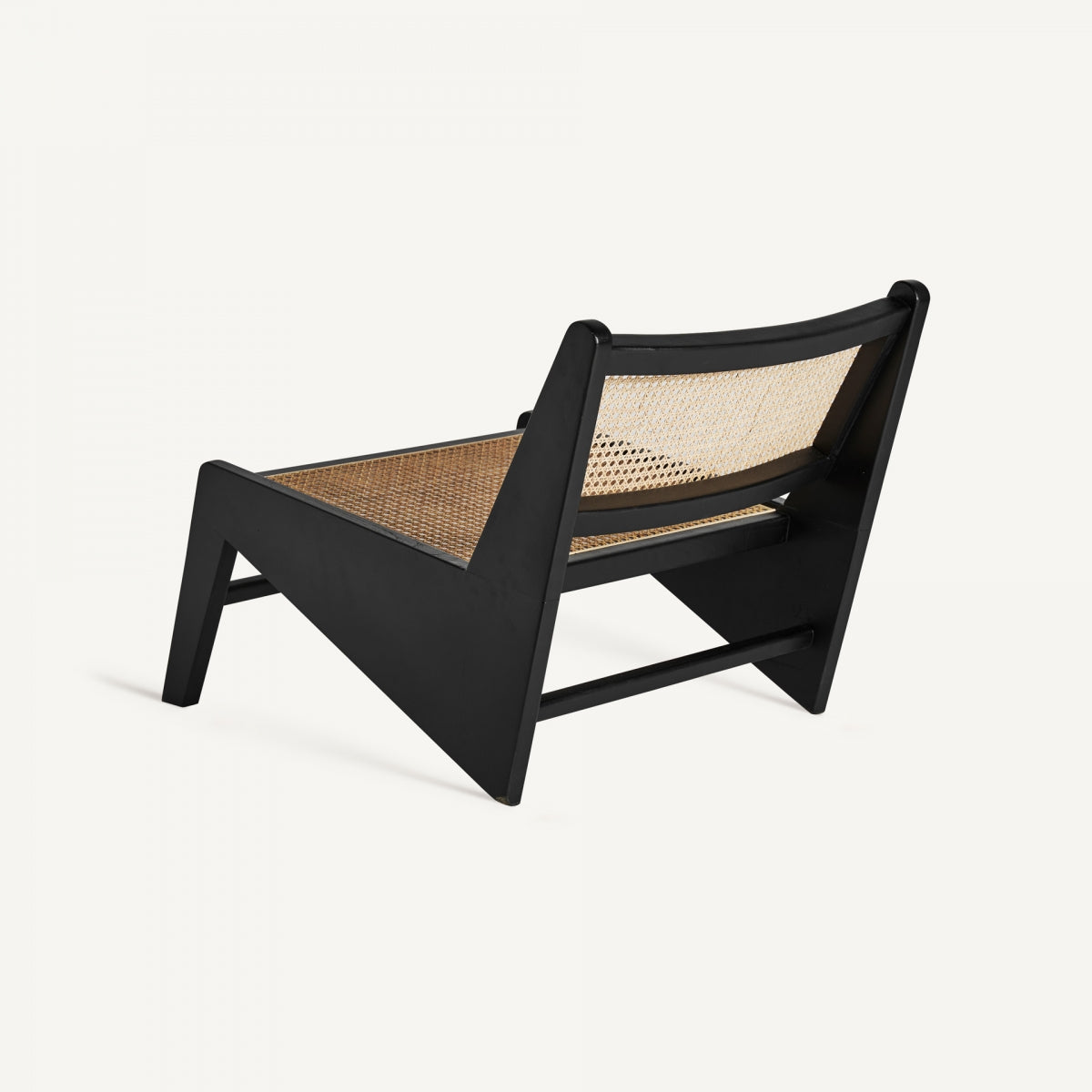 Vista trasera del sillón de rejilla en ambiente elegante