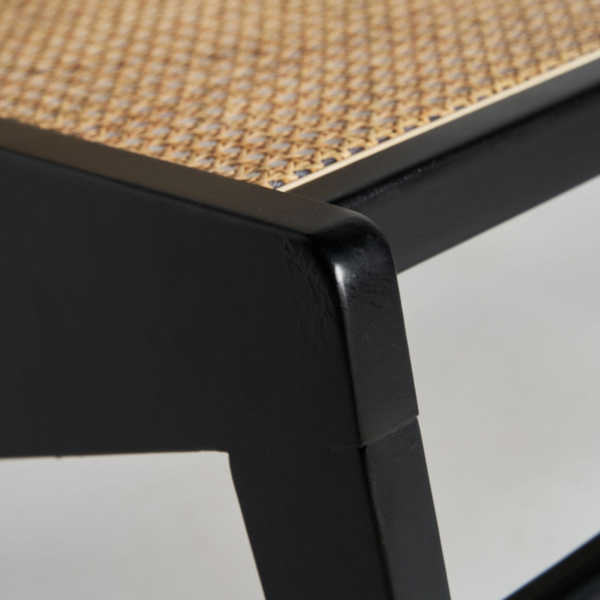 Detalle de la unión entre pata y asiento del sillón artesanal