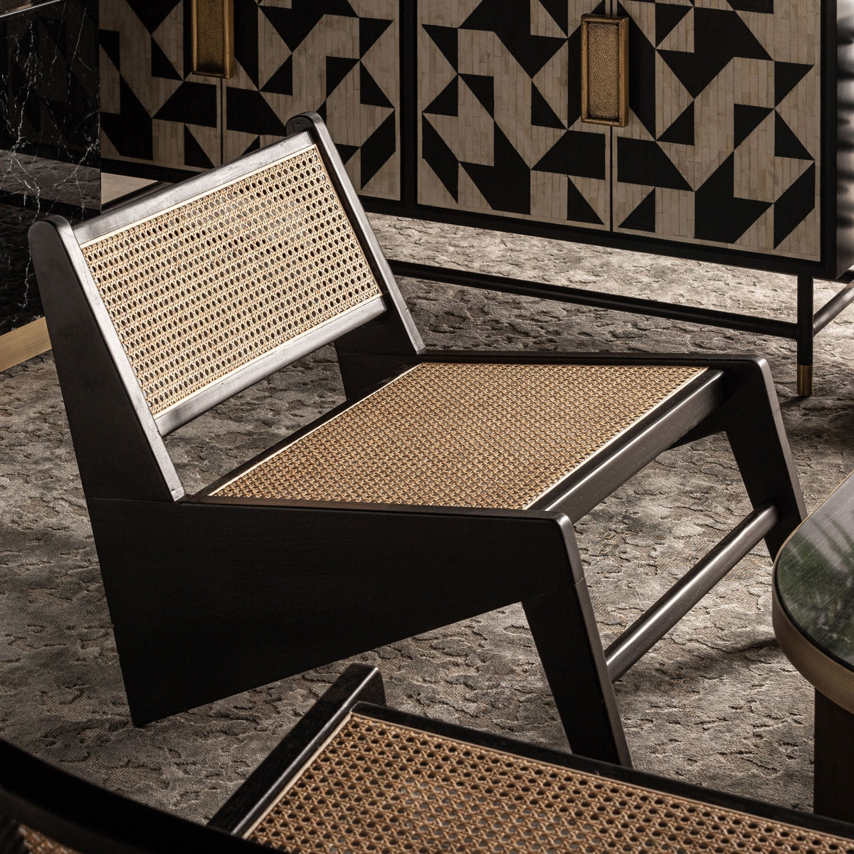 Sillón bajo en salón contemporáneo con alfombra y aparador geométrico
