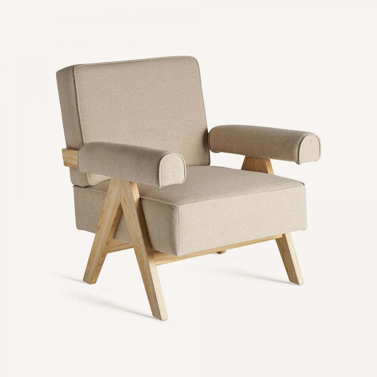 Sillón beige con estructura de madera en vista frontal diagonal, diseño escandinavo moderno, boutique interiorismo vical