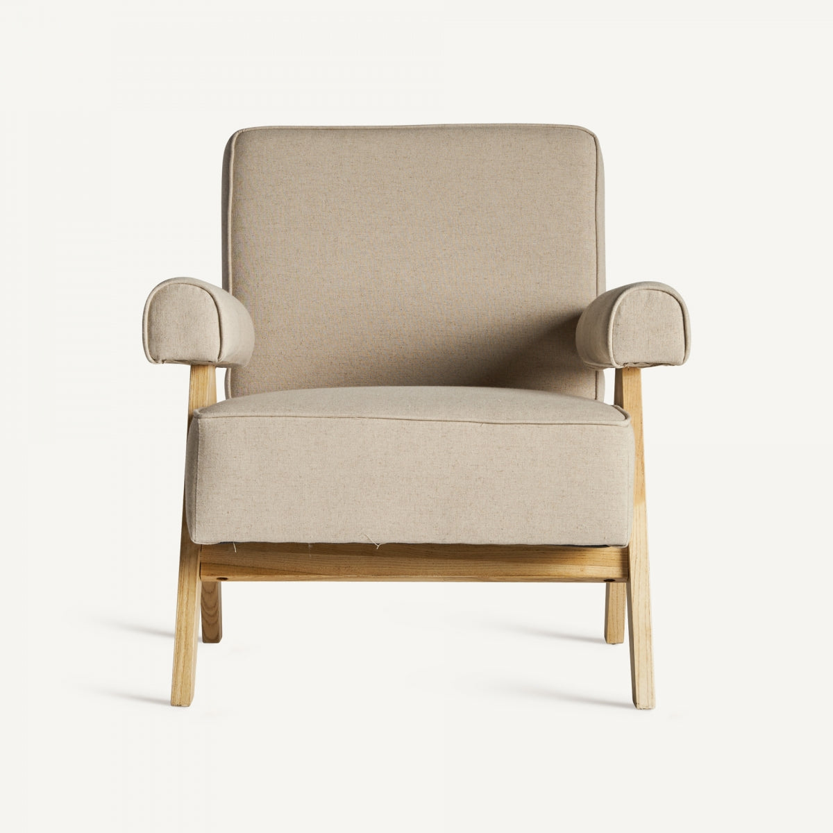 Sillón de lino beige con apoyabrazos curvos visto de frente, estructura robusta y elegante, boutique interiorismo vical