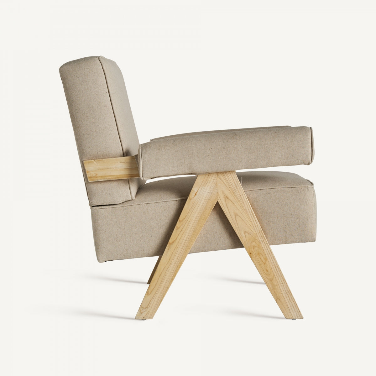 Vista lateral del sillón de lino natural con patas en forma de A de madera clara, diseño minimalista y cómodo, boutique interiorismo vical