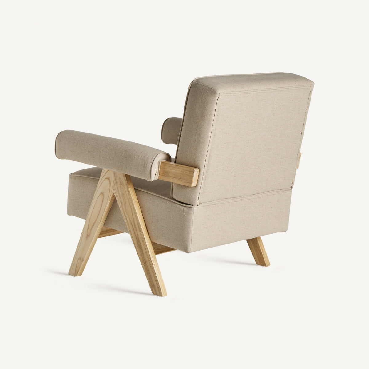 Vista trasera del sillón de lino beige con estructura de madera vista, estilo moderno y cálido, boutique interiorismo vical
