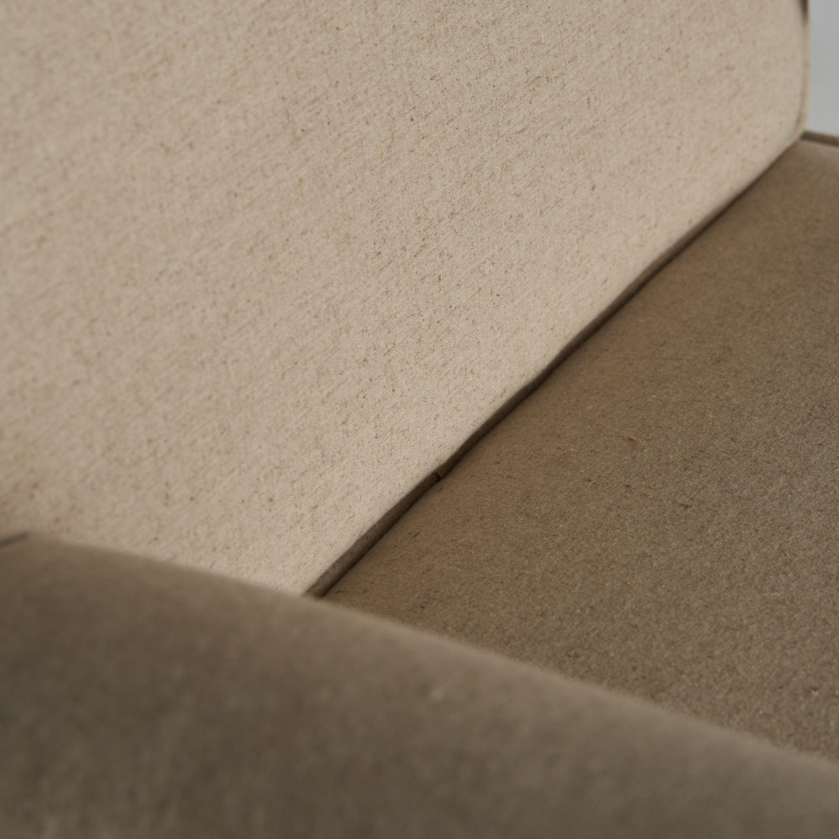 Detalle del respaldo y asiento del sillón en lino natural, textura suave y confortable, boutique interiorismo vical
