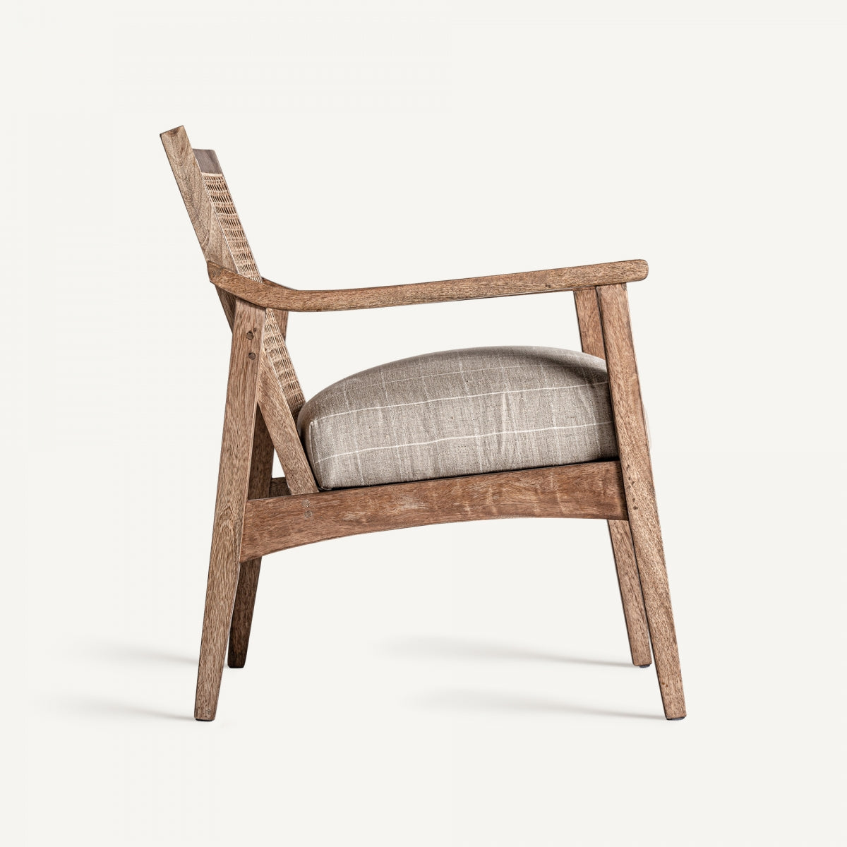 Respaldo en rejilla artesanal visto desde atrás, estilo vintage natural, ideal para ambientes relajados