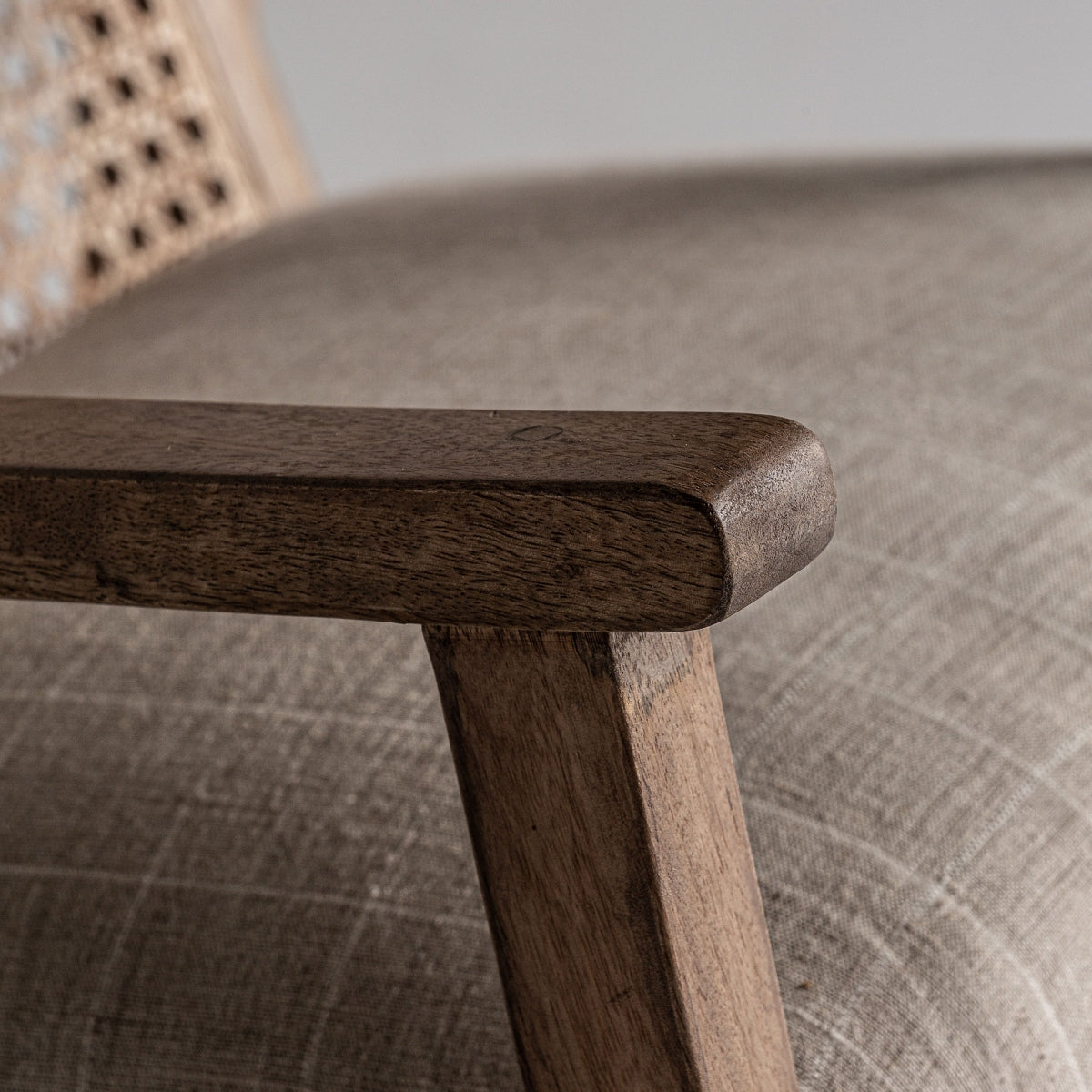 Primer plano del tapizado beige con patrón de cuadros finos, tejido tipo lino suave y elegante