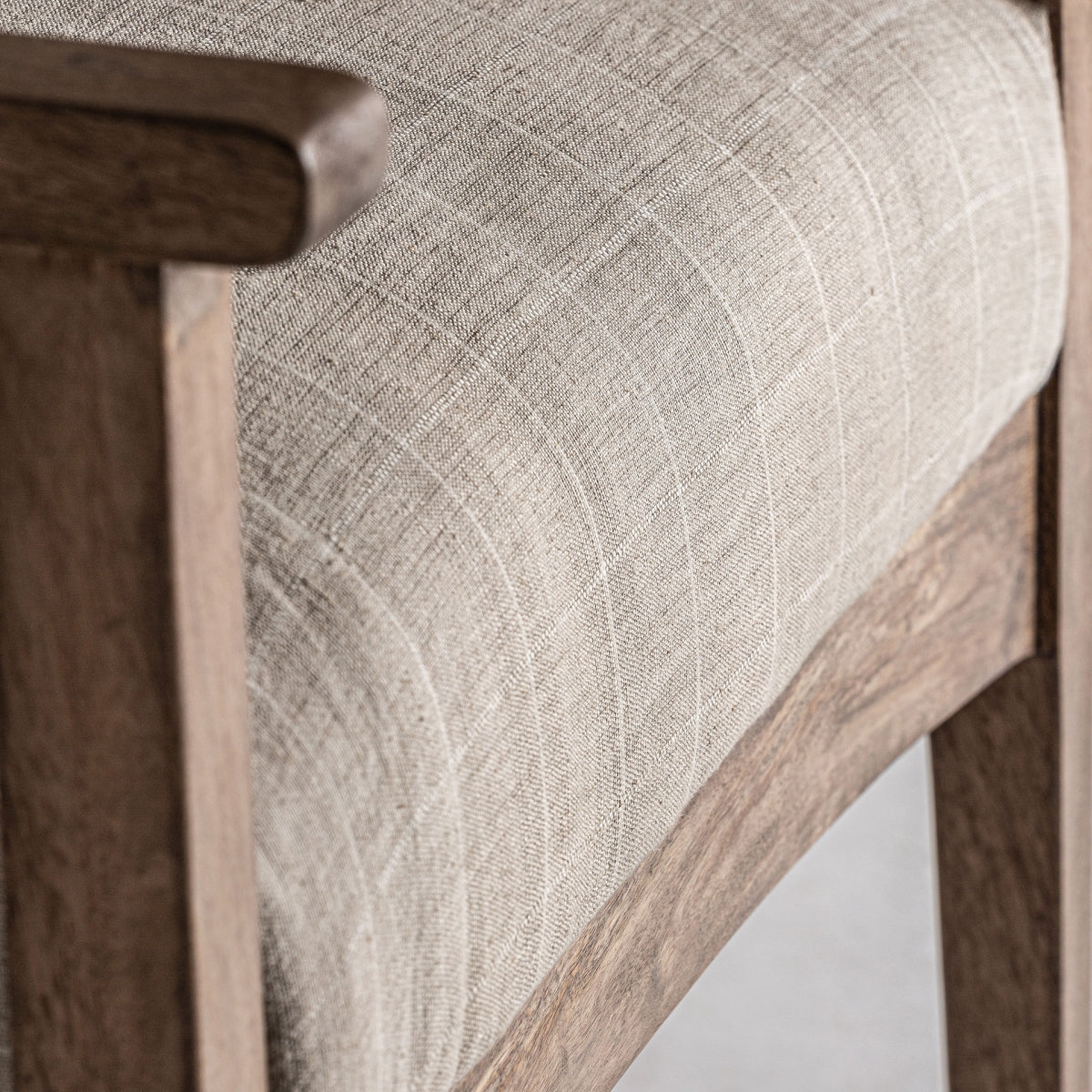 Combinación de materiales: madera natural, rejilla y tapizado textil, silla con carácter único