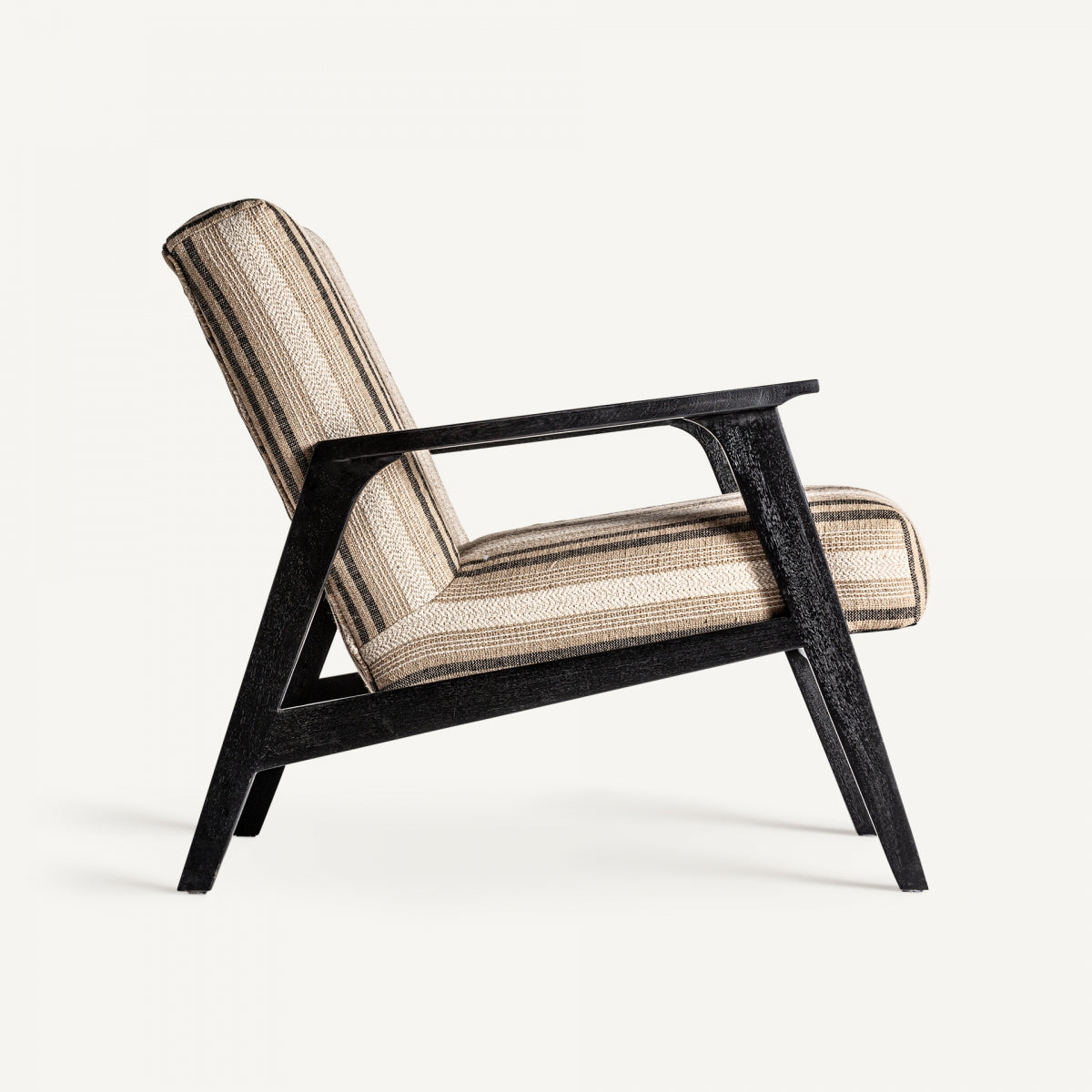 Sillón visto de perfil con estructura negra angulada y tejido natural, estilo mid-century