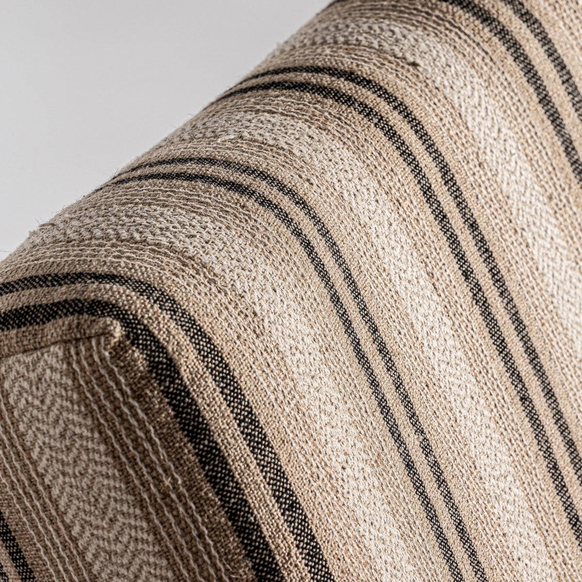 Detalle del respaldo con patrón de rayas beige y negras, estilo elegante y sobrio