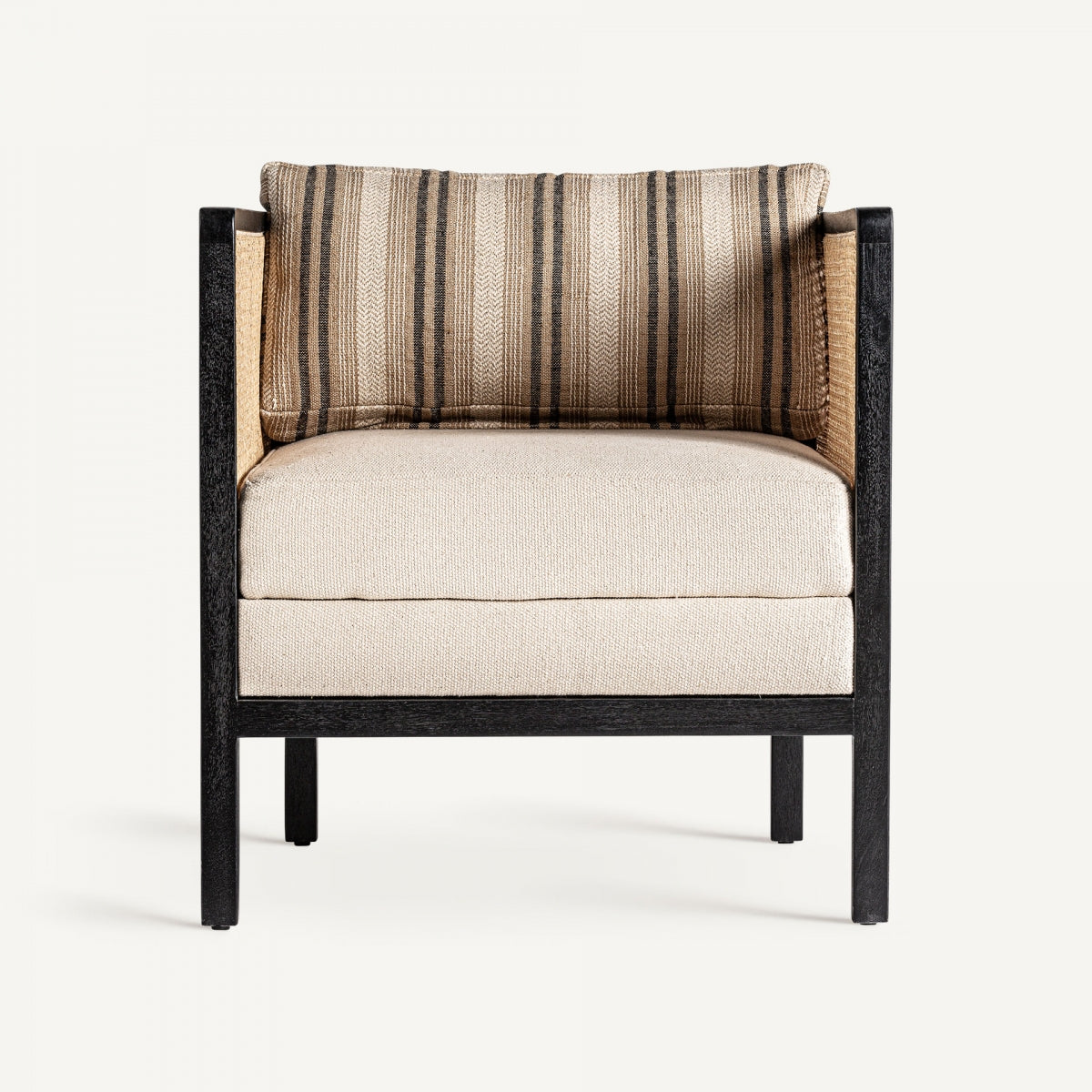 Vista frontal del sillón NUK2 con respaldo a rayas y asiento crema, diseño elegante de líneas rectas - boutique_interiorismo - vical