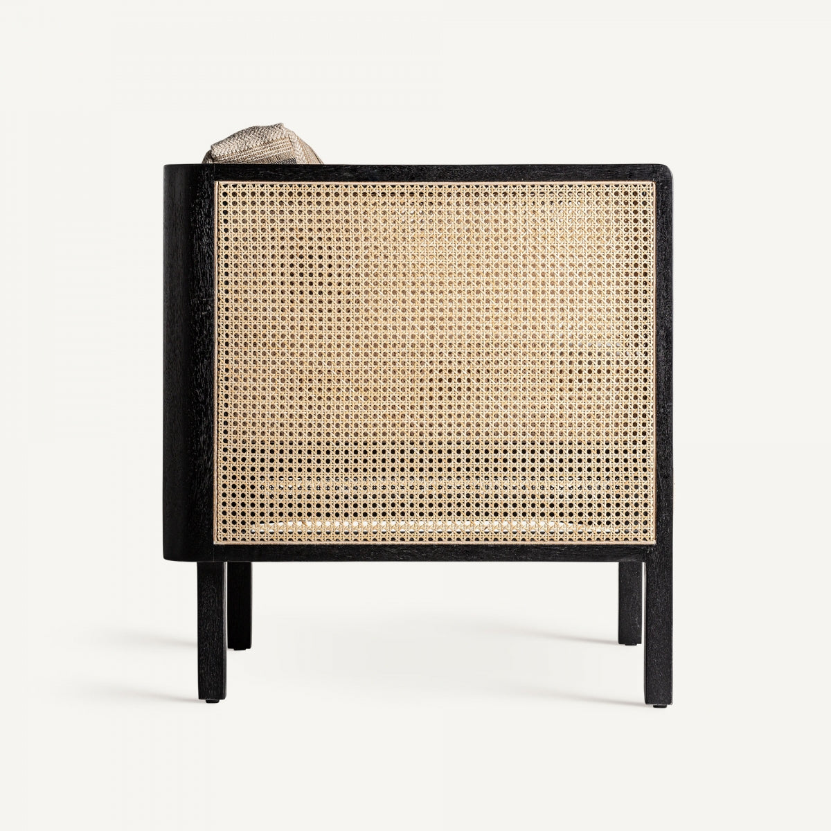 Perfil lateral del sillón NUK2 con rejilla de ratán y estructura negra, estilo colonial moderno - boutique_interiorismo - vical