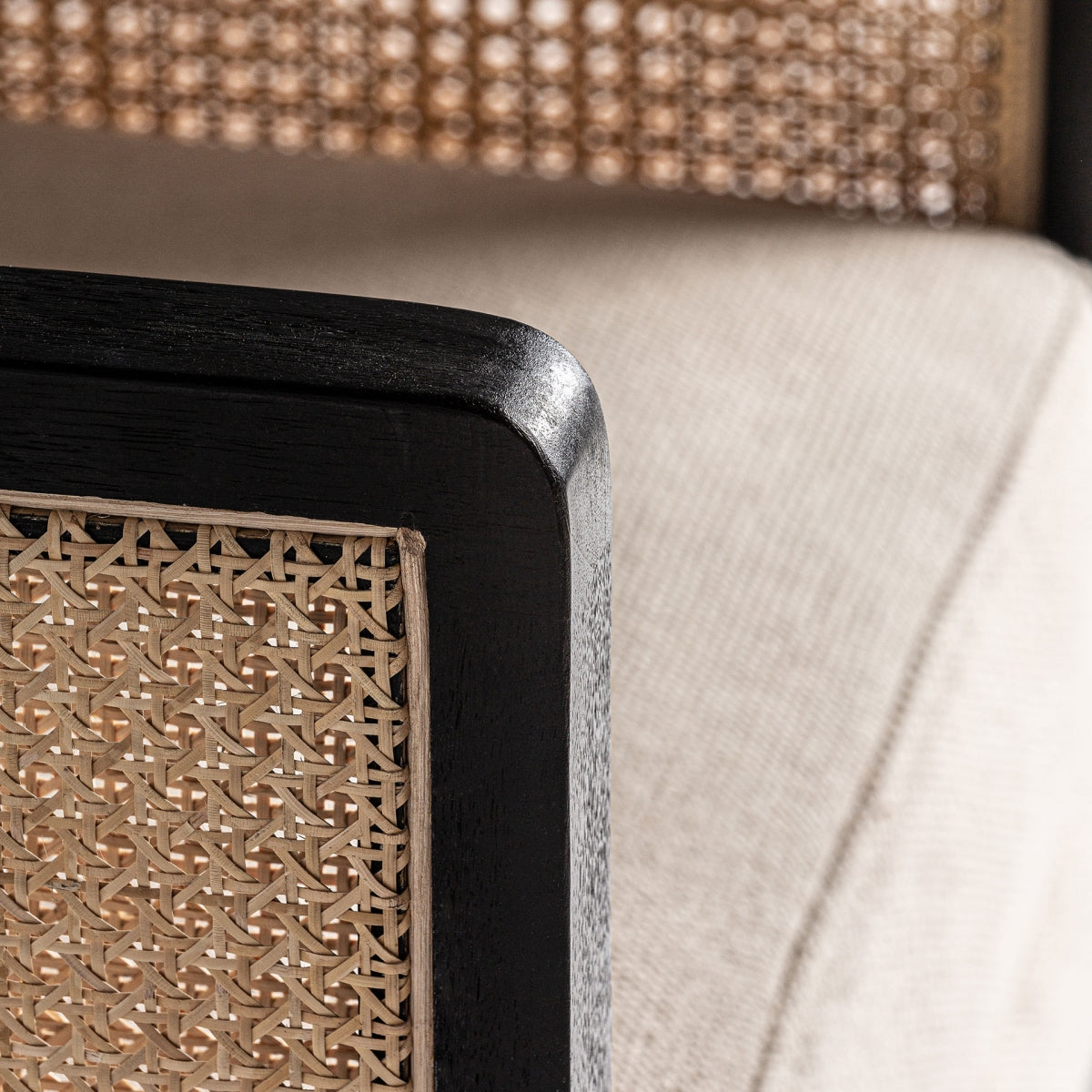 Detalle de la rejilla natural enmarcada en madera negra del sillón NUK2, textura cálida - boutique_interiorismo - vical