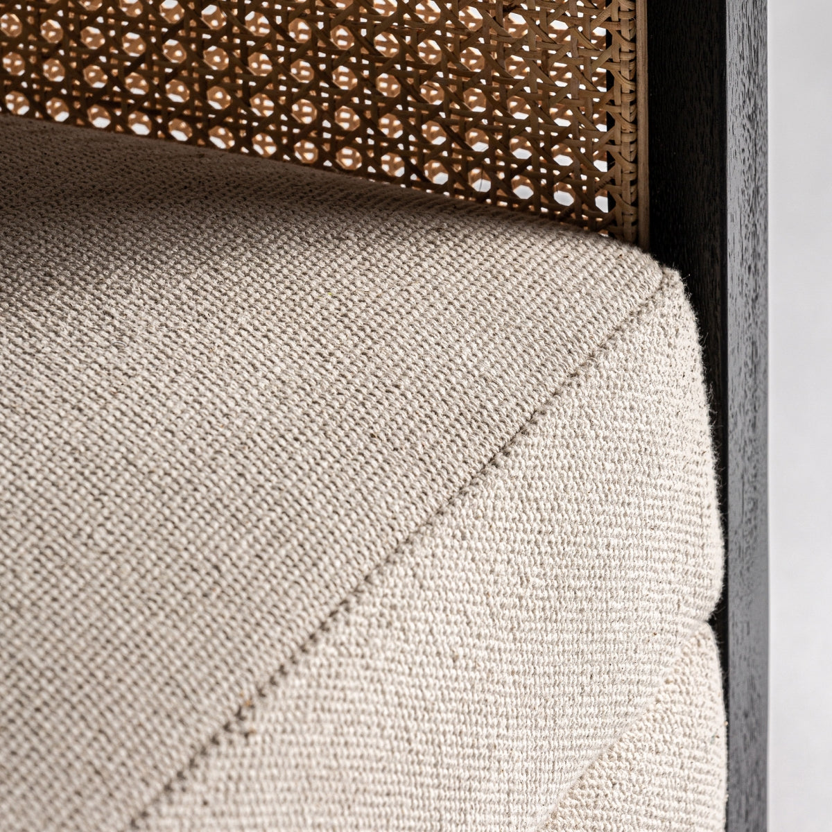 Detalle del asiento del sillón NUK2 con tejido crema y estructura negra, confort visual - boutique_interiorismo - vical