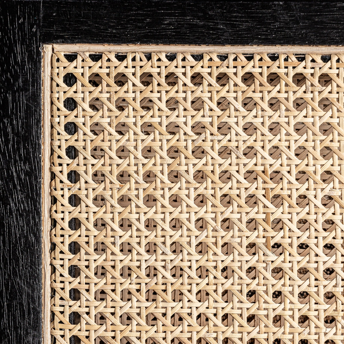 Detalle del trenzado en rejilla natural del sillón NUK2, artesanía de inspiración vintage - boutique_interiorismo - vical