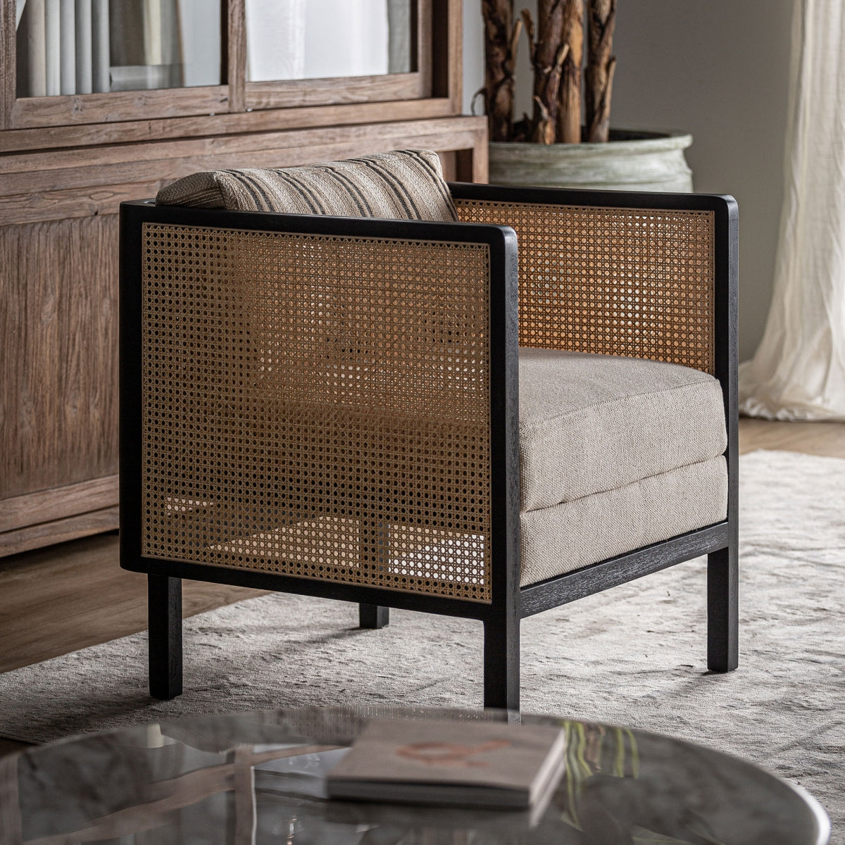 Sillón NUK2 integrado en salón cálido con mueble de madera, estilo relajado y elegante - boutique_interiorismo - vical